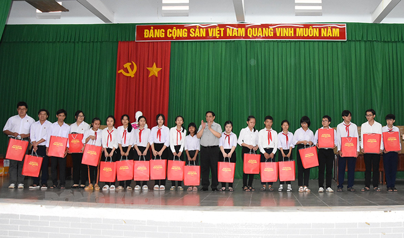 Thủ tướng Chính phủ Phạm Minh Chính tặng 20 phần quà cho các em học sinh tại trường.