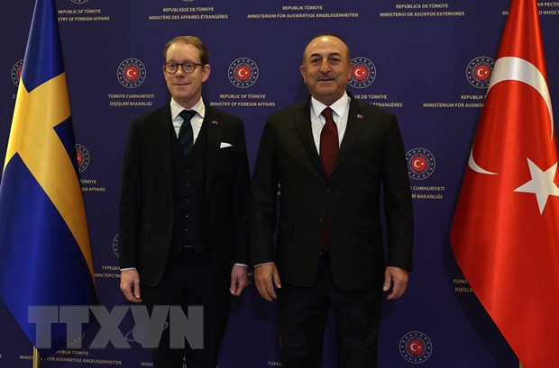 Ngoại trưởng Thổ Nhĩ Kỳ Mevlut Cavusoglu (phải) trong cuộc họp báo chung với người đồng cấp Thụy Điển Tobias Billstrom tại Ankara, ngày 22-12-2022. Ảnh: AFP/TTXVN