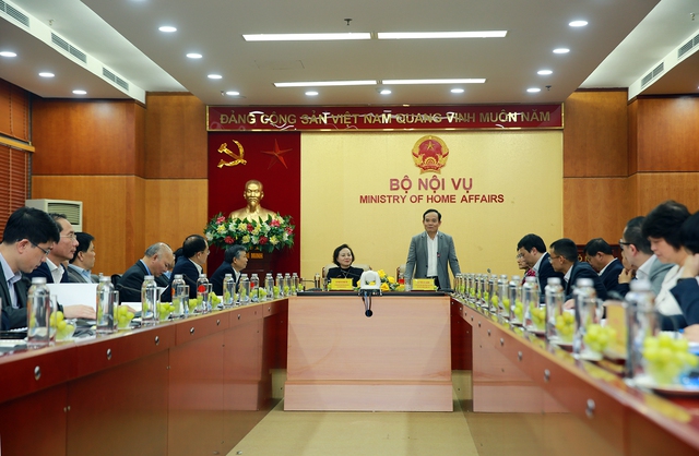 Phó Thủ tướng Trần Lưu Quang làm việc với Bộ Nội vụ Phó Thủ tướng khẳng định sẽ cùng đồng hành với ngành nội vụ tháo gỡ khó khăn, vướng mắc nhằm tạo điều kiện thuận lợi hơn nữa để ngành hoàn thành tốt trọng trách được giao trong thời gian tới - Ảnh: VGP/Hải Minh