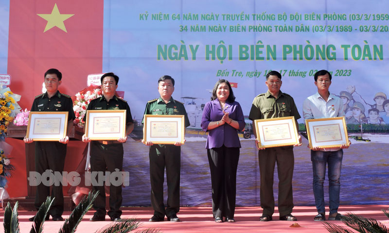 Phó bí thư Thường trực Tỉnh ủy - Chủ tịch HĐND tỉnh Hồ Thị Hoàng Yến trao Kỷ niệm chương cho các cán bộ, cá nhân.