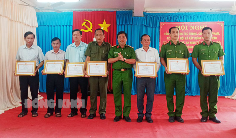 Mỏ Cày Nam tổng kết công tác phòng chống tội phạm Tặng giấy khen cho các tập thể và cá nhân tiêu biểu.