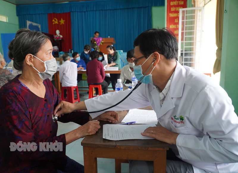 Cán bộ y tế Bệnh viện Nguyễn Đình Chiểu trong chuyến thăm khám sức khỏe người dân xã Tân Trung 