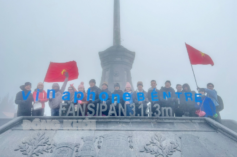 Đoàn tham quan chinh phục đỉnh Fansipan cao 3,143m.