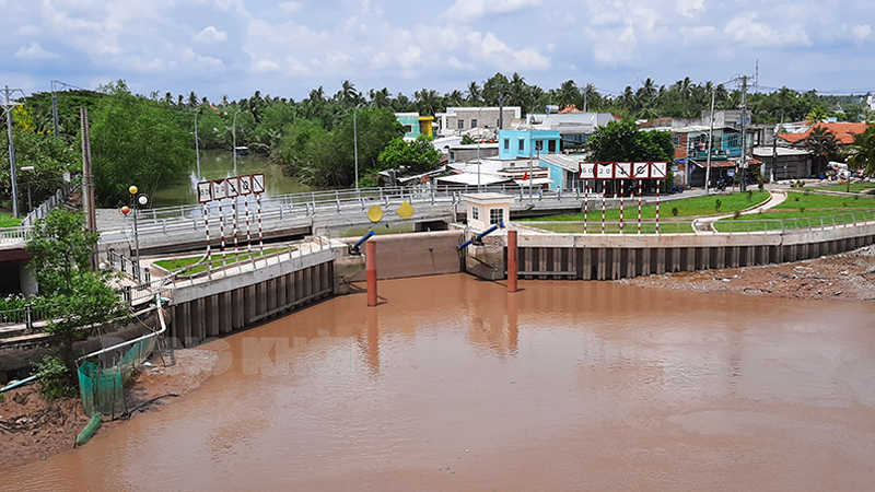 Thích ứng biến đổi khí hậu để phát triển bền vững Tỉnh tập trung đầu tư các công trình ngăn mặn, trữ ngọt, đảm bảo nguồn nước cho sản xuất và dân sinh. Ảnh: T. Bạch