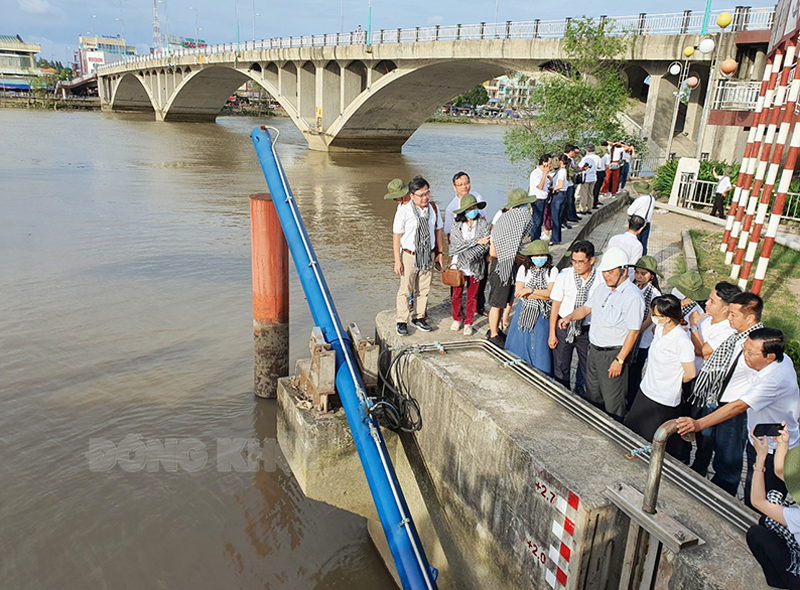 Thích ứng biến đổi khí hậu để phát triển bền vững Đoàn báo chí TP. Hồ Chí Minh tham quan cống ngăn mặn An Thuận, xã Mỹ Thạnh An, TP. Bến Tre. Ảnh: T. Đồng