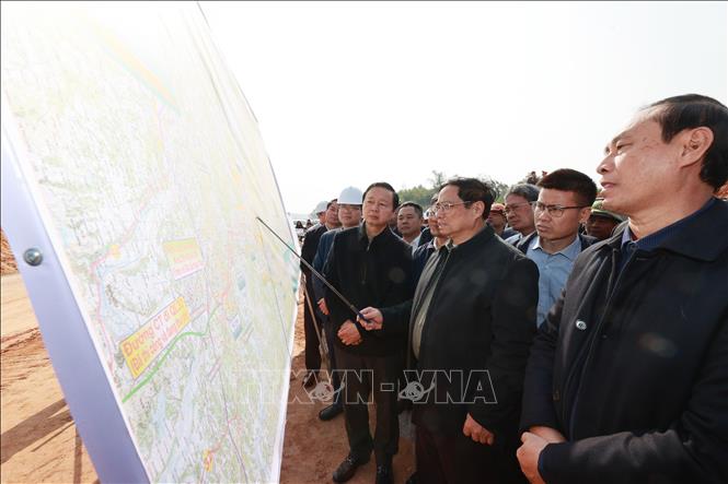 Thủ tướng Phạm Minh Chính kiểm tra tình hình thực hiện Dự án đầu tư xây dựng đường cao tốc Tuyên Quang - Phú Thọ, ngày 25-1-2023. Ảnh: Dương Giang/TTXVN