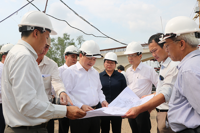 Ủy viên Trung ương Đảng - Bí thư Tỉnh ủy Lê Đức Thọ cùng đoàn khảo sát thực địa tại công trường thi công cầu Rạch Von