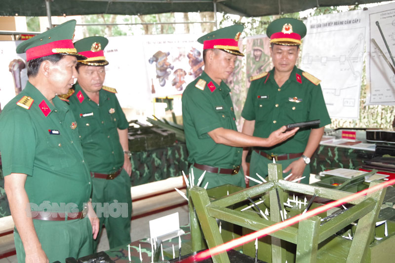Chủ động chuẩn bị, đảm bảo tốt cho công tác huấn luyện Đoàn kiểm tra Quân khu kiểm tra mô hình, học cụ chuẩn bị huấn luyện tại Trung đoàn 895.