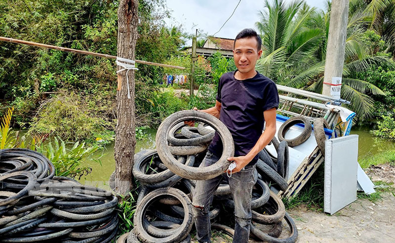 Anh Nguyễn Thành Triệu và sản phẩm mô hình King Kong bằng vỏ xe. 