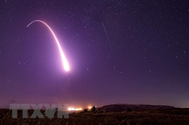 Tên lửa đạn đạo liên lục địa Minuteman III của Mỹ được phóng thử từ căn cứ không quân Vandenberg, California, Mỹ, ngày 2-10-2019. (Ảnh: AFP/ TTXVN)