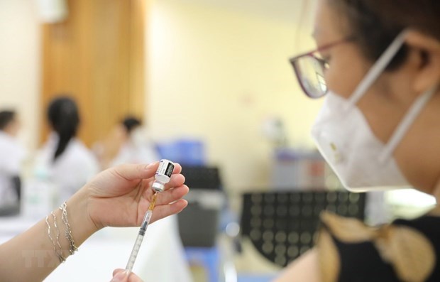 Tiêm vắc-xin ngừa COVID-19 cho người dân. Ảnh: Minh Quyết/TTXVN