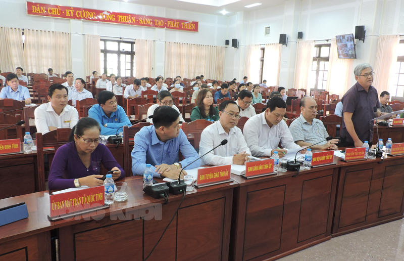 Lãnh đạo tỉnh đối thoại cán bộ Mặt trận Tổ quốc Việt Nam các cấp Trưởng ban Tổ chức Tỉnh ủy Nguyễn Văn Đức phát biểu giải trình tại buổi đối thoại.