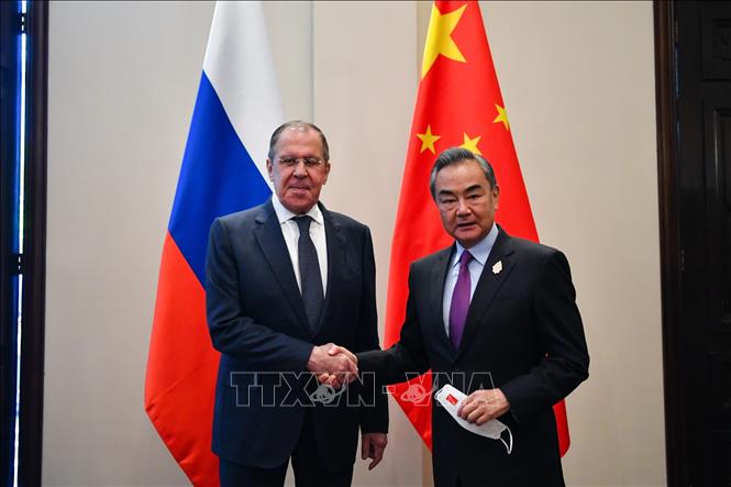Ngoại trưởng Nga Sergei Lavrov (trái) và ông Vương Nghị. Ảnh tư liệu: THX/TTXVN