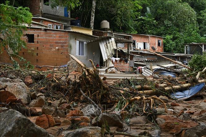 Ngôi nhà bị phá hủy do mưa lớn và lở đất tại Juquehy, Sao Sebastiao, bang Sao Paulo, Brazil, ngày 20-2-2023. Ảnh: AFP/ TTXVN