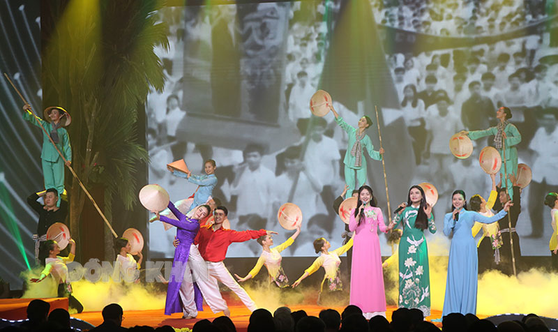 Tiết mục văn nghệ tại Lễ kỷ niệm 110 năm Ngày sinh đồng chí Huỳnh Tấn Phát.