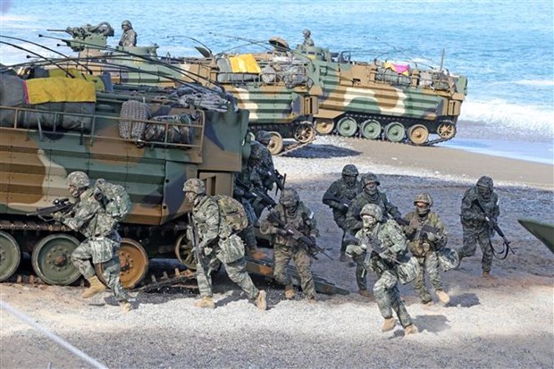 Lực lượng thủy quân lục chiến Hàn Quốc tiến hành cuộc diễn tập đổ bộ trên bãi biển ở thành phố Pohang ngày 26-10-2022. Ảnh: Yonhap/TTXVN