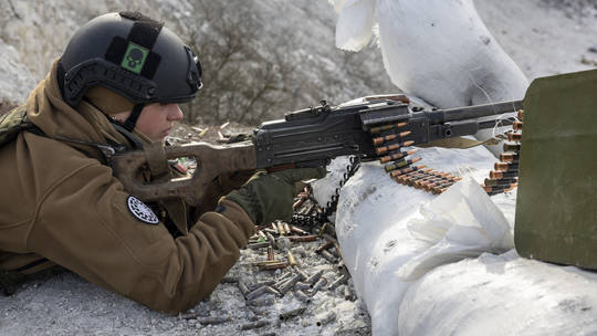 Quân đội Ukraine tham gia khoá huấn luyện chiến đấu ngày 24-2-2023. Ảnh: Getty Images