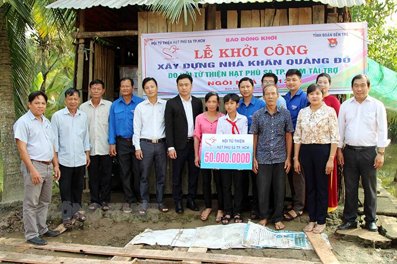 Đại biểu chụp ảnh lưu niệm với gia đình em Nguyễn Tuấn An.
