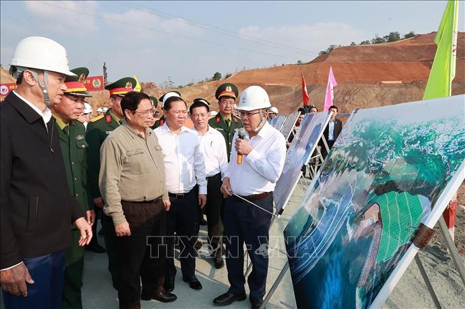 Thủ tướng Phạm Minh Chính xem các hình ảnh giới thiệu công trình mở rộng Nhà máy Thủy điện Hòa Bình. Ảnh: Dương Giang/TTXVN