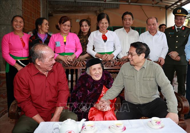 Thủ tướng Phạm Minh Chính thăm Mẹ Việt Nam Anh hùng Nguyễn Thị Chố, sinh năm 1926, có 2 con là liệt sỹ. Ảnh: Dương Giang/TTXVN