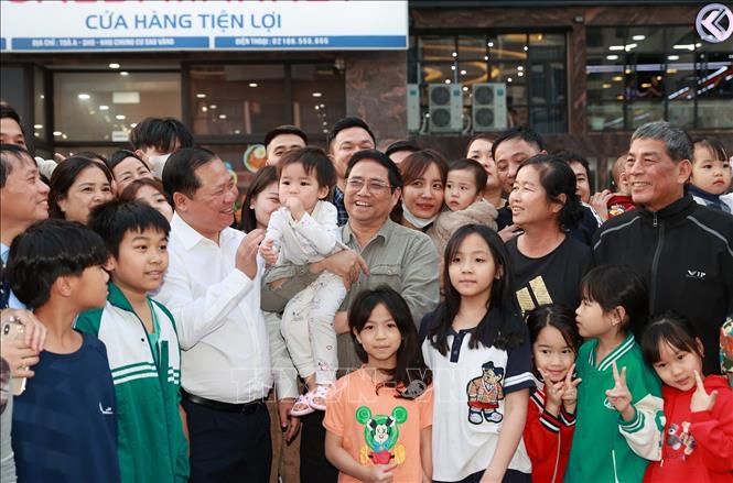 Thủ tướng Phạm Minh Chính thăm cư dân Khu nhà ở xã hội thành phố Hoà Bình. Ảnh: Dương Giang/TTXVN