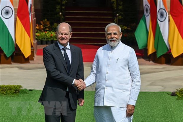 Thủ tướng Ấn Độ Narendra Modi (phải) trong cuộc gặp Thủ tướng Đức Olaf Scholz tại New Delhi, ngày 25-2. (Ảnh: AFP/TTXVN)