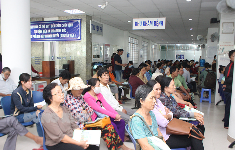 Thực hiện công tác an sinh xã hội trên 700 triệu đồng Bệnh nhân khám bệnh tại Bệnh viện Đa khoa Minh Đức. Ảnh: H. Đức