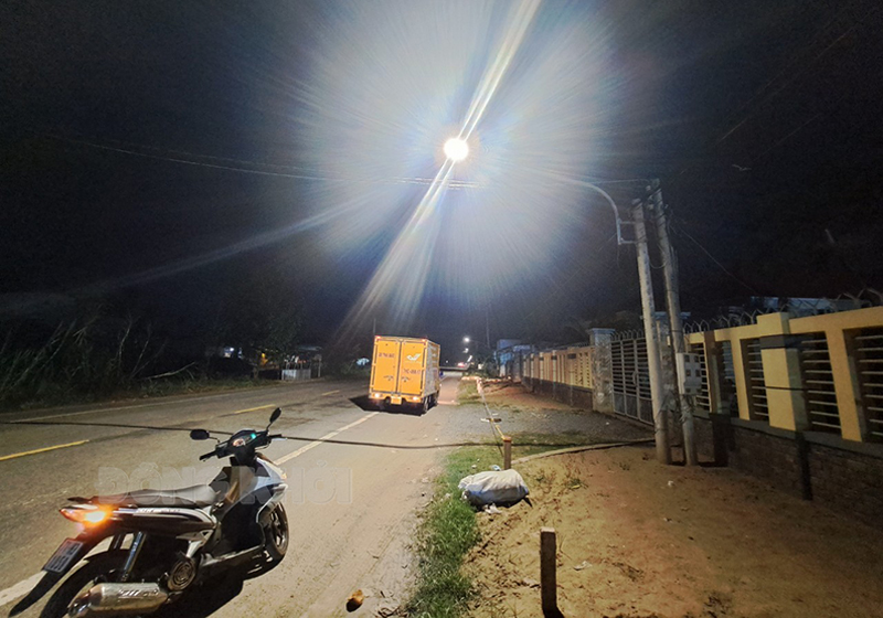 Kết quả giải quyết nội dung phản ánh của người dân về hệ thống đèn chiếu sáng, đường xuống cấp Hệ thống đèn đường đường huyện 173 đã được lắp tạm. Ảnh: Hữu Hiệp.