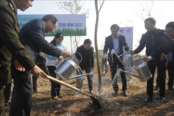 Phó thủ tướng Chính phủ Trần Hồng Hà và các đại biểu trồng cây xanh tại huyện Mê Linh (Hà Nội). Ảnh: Mạnh Khánh/TTXVN