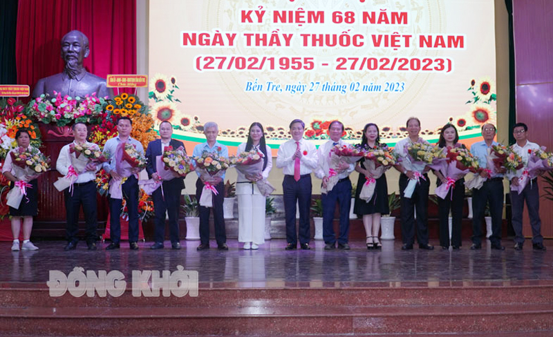 Bí thư Tỉnh ủy Lê Đức Thọ trao hoa tri ân cho cá nhân, tập thể ngoài ngành y tế