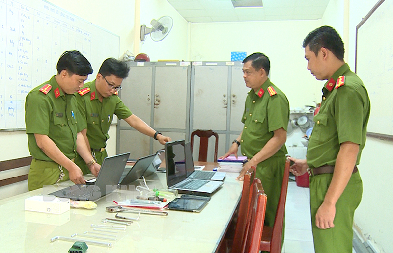 Băng trộm chuyên nghiệp sa lưới Cơ quan điều tra kiểm tra một số tang vật liên quan.
