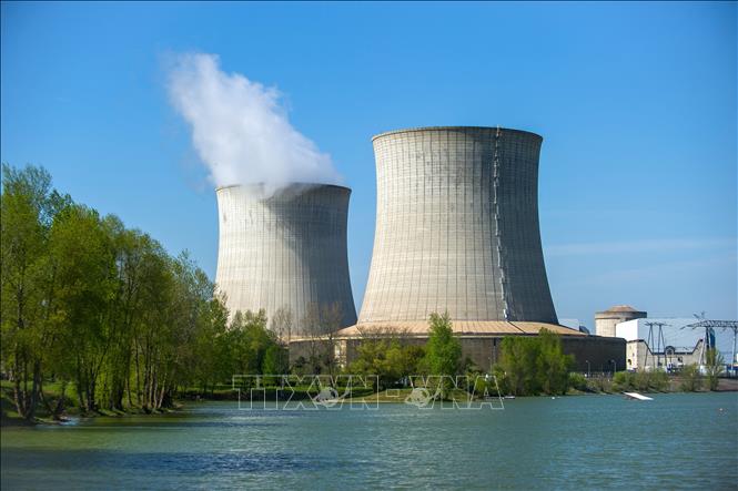 Các tháp làm mát tại nhà máy điện hạt nhân Saint-Laurent-des-Eaux ở Saint-Laurent-Nouan, miền Trung Pháp. Ảnh tư liệu: AFP/TTXVN