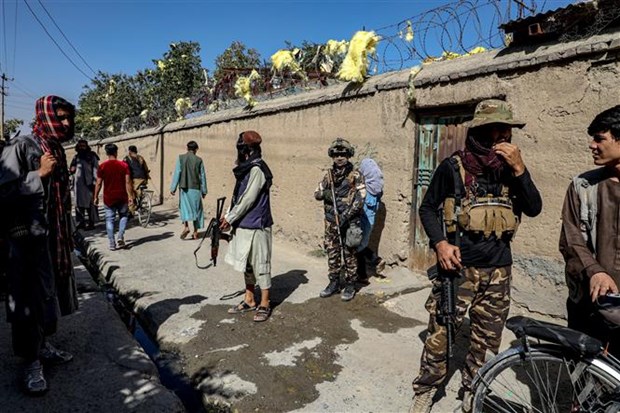 Lực lượng an ninh Taliban gác tại Trung tâm giáo dục Kaaj, quận Dashti Barchi ở Kabul (Afghanistan), sau vụ đánh bom ngày 30-9-2022. (Ảnh: AFP/TTXVN)