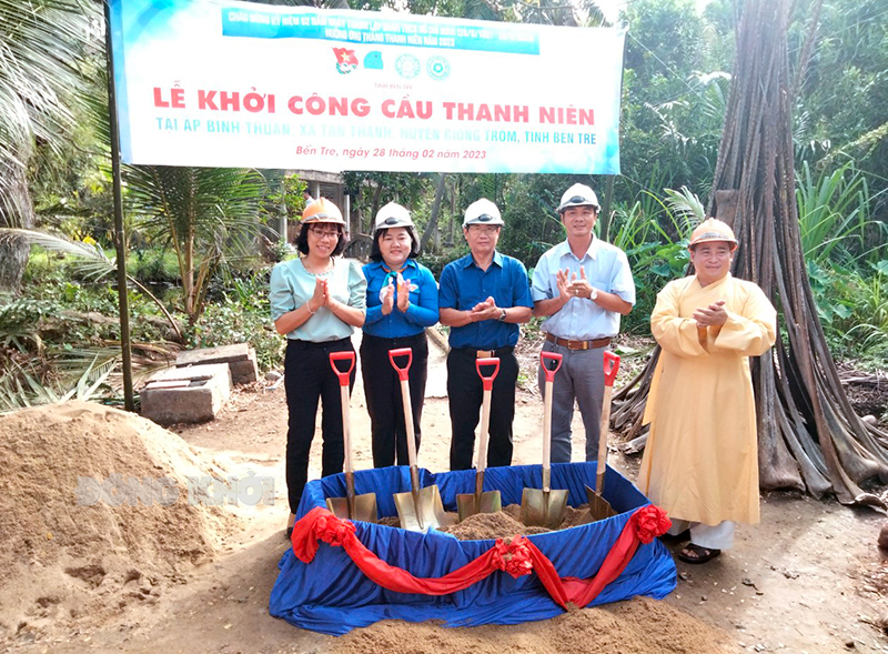 Khởi công xây dựng cầu giao thông nông thôn tại xã Tân Thanh, huyện Giồng Trôm.