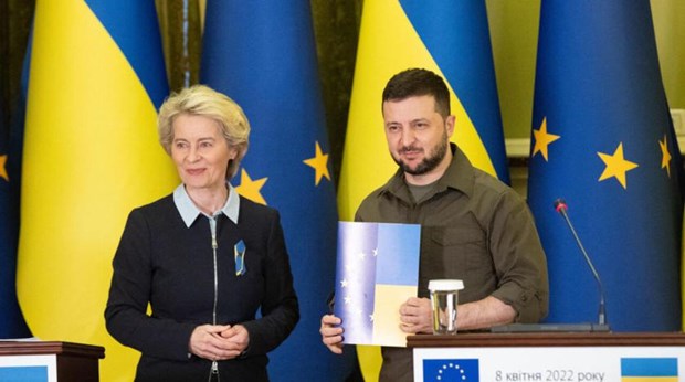 Ukraine sẵn sàng đáp ứng yêu cầu bổ sung của EU trong năm 2023 Chủ tịch EC Ursula von der Leyen và Tổng thống Ukraine Volodymyr Zelensky. (Nguồn: AFP)