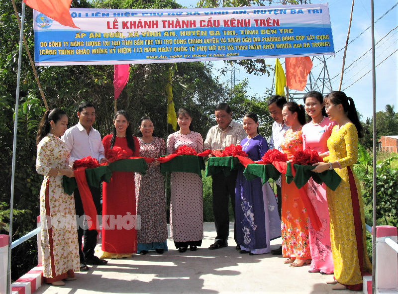 Khánh thành cầu Kênh Trên Đại biểu cắt băng khánh thành cầu