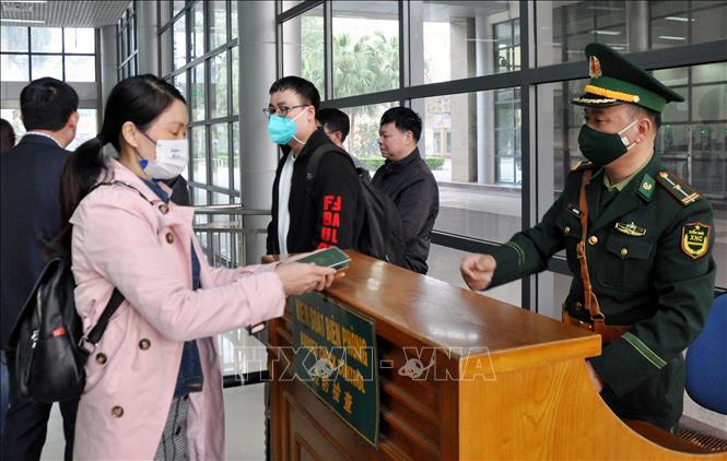 Từ 1-3-2023, cấp hộ chiếu gắn chíp điện tử Công dân làm thủ tục xuất nhập cảnh. Ảnh: TTXVN phát