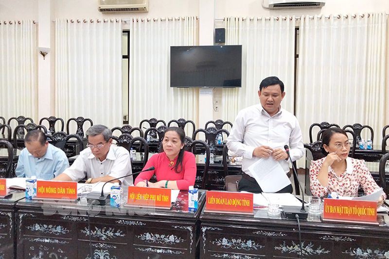 Chủ tịch Liên đoàn Lao động tỉnh Nguyễn Phúc Linh báo cáo tại buổi làm việc. 