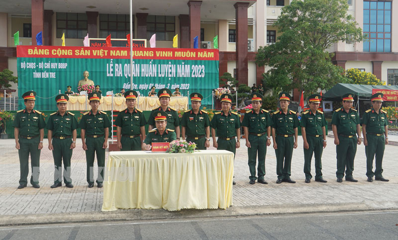 Các đơn vị trực thộc Bộ CHQS tỉnh và Bộ Chỉ huy BĐBP tỉnh tiến hành ký kết thi đua năm 2023.