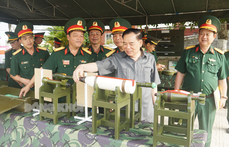 Chủ tịch UBND tỉnh Trần Ngọc Tam tham quan trưng bày mô hình học cụ, trang thiết bị huấn luyện của các cơ quan, đơn vị.