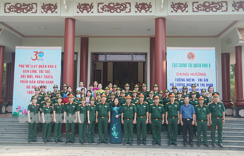 Cục Chính trị Quân khu 9 trao quà gia đình chính sách Cán bộ, chiến sĩ Cục Chính trị Quân khu 9 cùng các đại biểu viếng, thắp hương và chụp ảnh lưu niệm tại Đền thờ Nữ tướng Nguyễn Thị Định.
