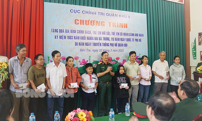 Cục Chính trị Quân khu 9 trao quà gia đình chính sách Đại diện Cục Chính trị Quân khu 9 trao quà cho các gia đình chính sách và các cháu thiếu nhi có hoàn cảnh khó khăn.