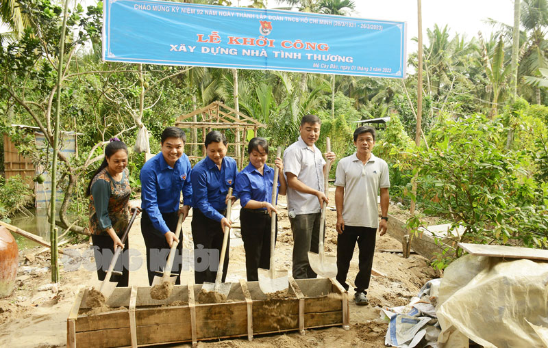 Khởi công xây nhà tình thương cho ông Bùi Văn Hoài ở ấp Phú Bình, xã Phú Mỹ (Mỏ Cày Bắc).