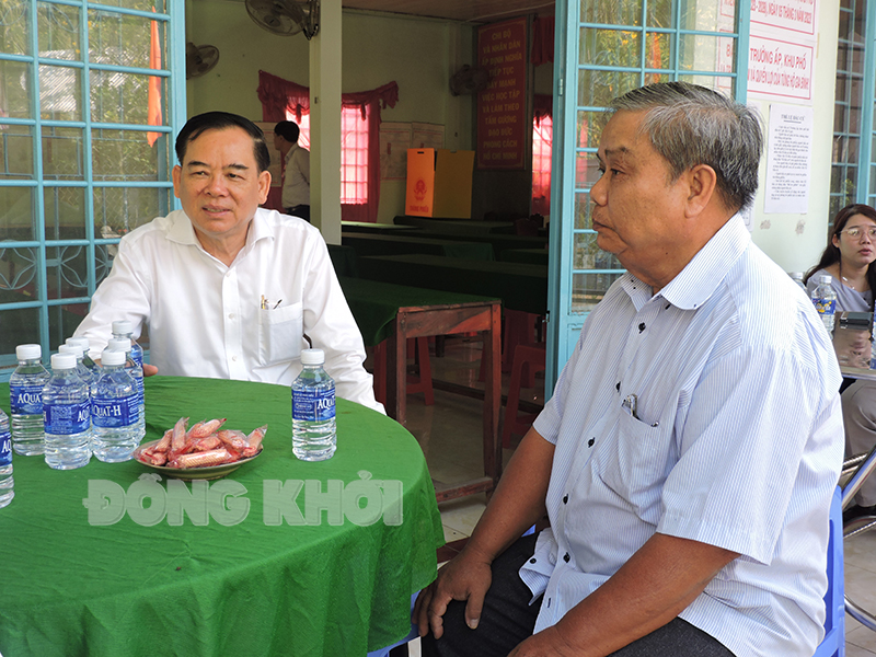 Chủ tịch UBND tỉnh Trần Ngọc Tam kiểm tra công tác bầu cử tại huyện Mỏ Cày Nam, Mỏ Cày Bắc Chủ tịch UBND tỉnh Trần Ngọc Tam trao đổi về công tác chuẩn bị bầu cử tại ấp Định Nghĩa.