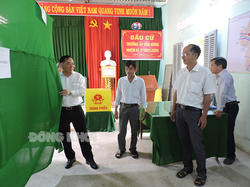 Chủ tịch UBND tỉnh Trần Ngọc Tam kiểm tra công tác bầu cử tại huyện Mỏ Cày Nam, Mỏ Cày Bắc Chủ tịch UBND tỉnh Trần Ngọc Tam kiểm tra kiểm tra khi vực bỏ phiếu tại ấp Hòa Hưng.