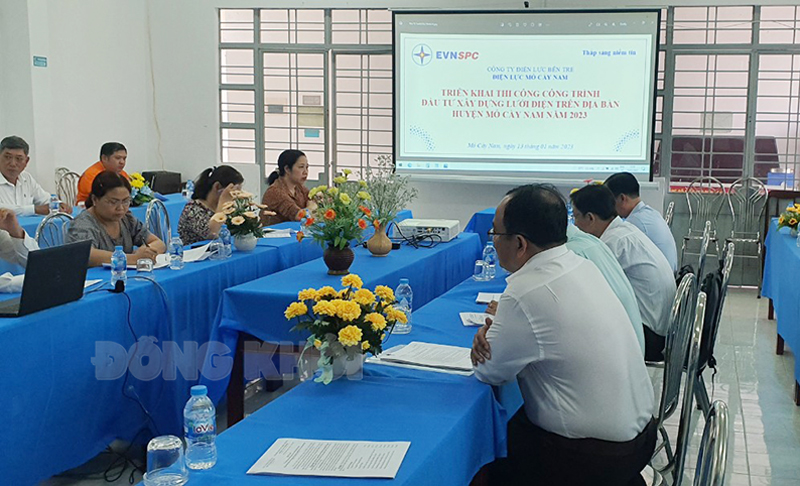Phối hợp triển khai thực hiện thi công trình đầu tư xây dựng lưới điện năm 2023 tại huyện Mỏ Cày Nam Quang cảnh hội nghị.