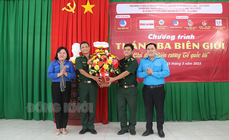 Tặng hoa cho Đồn biên phòng Cổ Chiên.