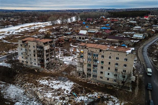 Một tòa chung cư bị phá hủy trong xung đột tại Izyum thuộc vùng Kharkiv, Ukraine ngày 20-2-2023. (Ảnh: AFP/TTXVN)