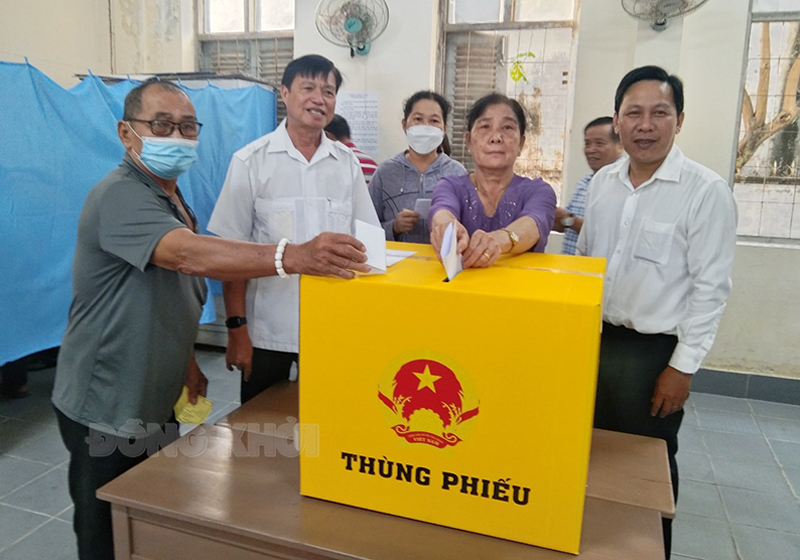 Phó chủ tịch UBND huyện Võ Văn Quân (thứ 2, trái) cùng cử tri bỏ phiếu. Ảnh: Minh Nhân     