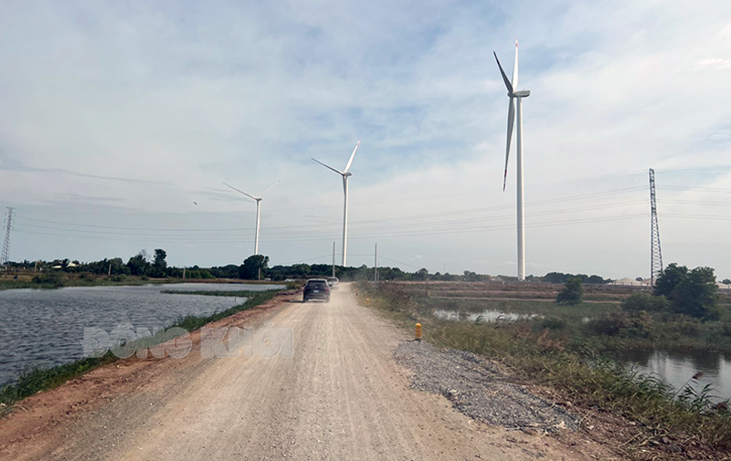 Đột phá với ngành công nghiệp năng lượng sạch Phát triển điện gió, đồng bộ hạ tầng giao thông, tạo thuận lợi phát triển kinh tế địa phương, thay đổi bộ mặt nông thôn các xã ven biển.